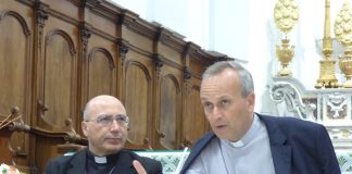 “LA ACCOLSE CON SÉ”